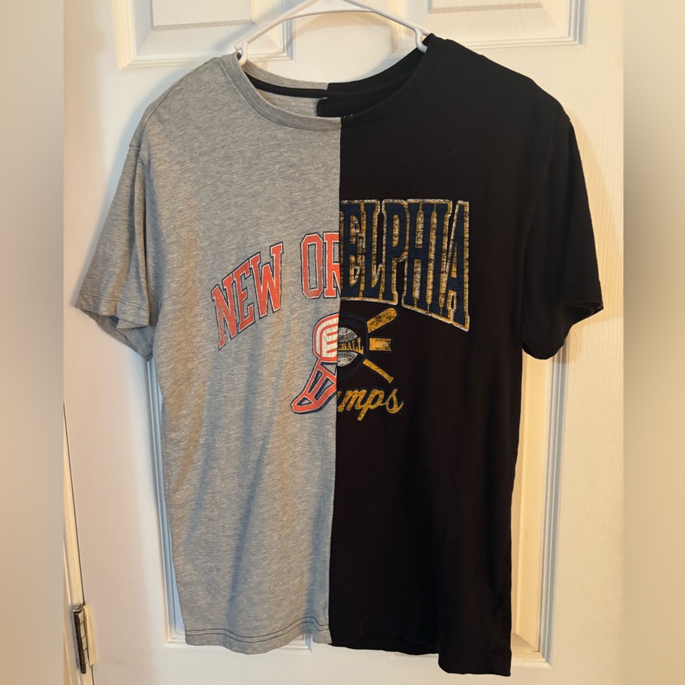 Mens Split Design Graphic Sports Team T-Shirt - Gray and Black Size Small